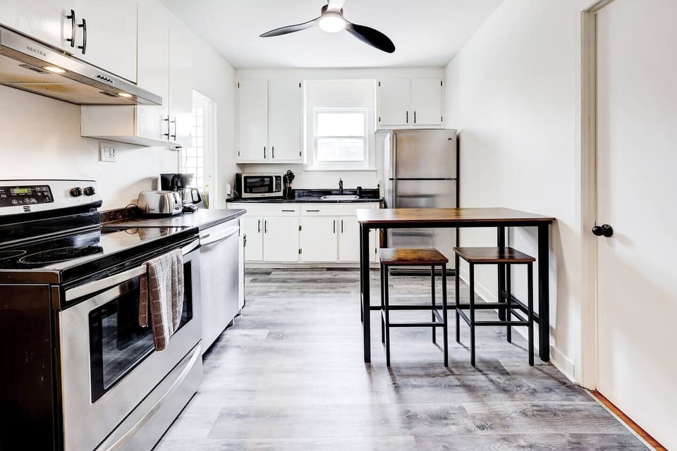 Cuisine entièrement équipé pour cuisiner sur place!

Four, frigidaire, micro-onde, lave-vaisselle, cafetière et plus :)