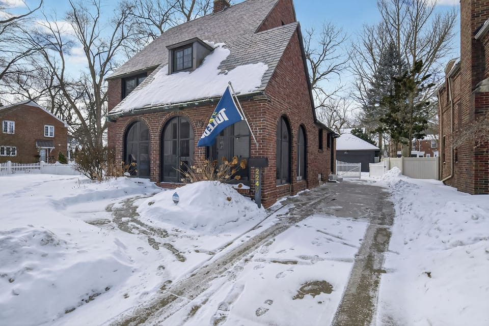 5BR Toledo Retreat, Hot Tub, Sauna, Sleeps 14 House in Toledo