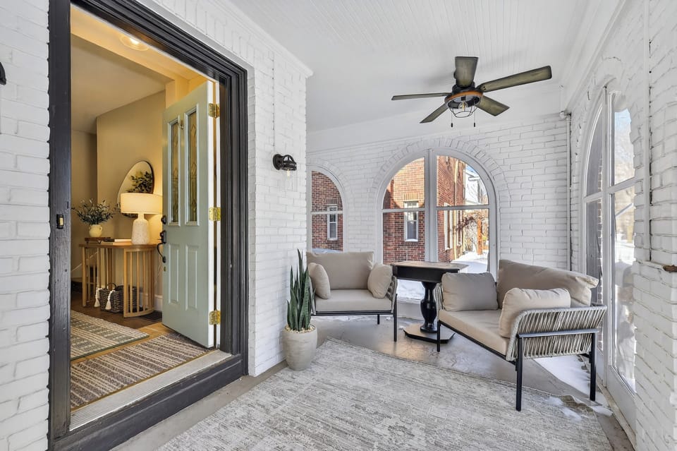 5BR Toledo Retreat, Hot Tub, Sauna, Sleeps 14 House in Toledo