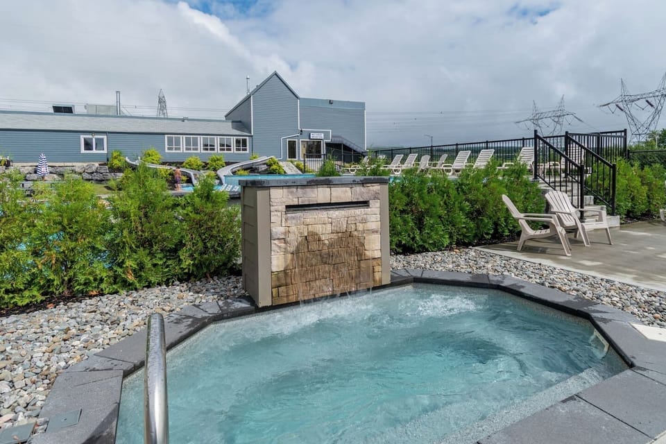 Piscine et spa extérieur chauffée à l'année.