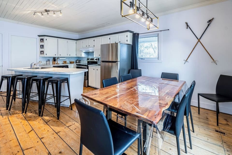 Salle à manger pour tous les convives.