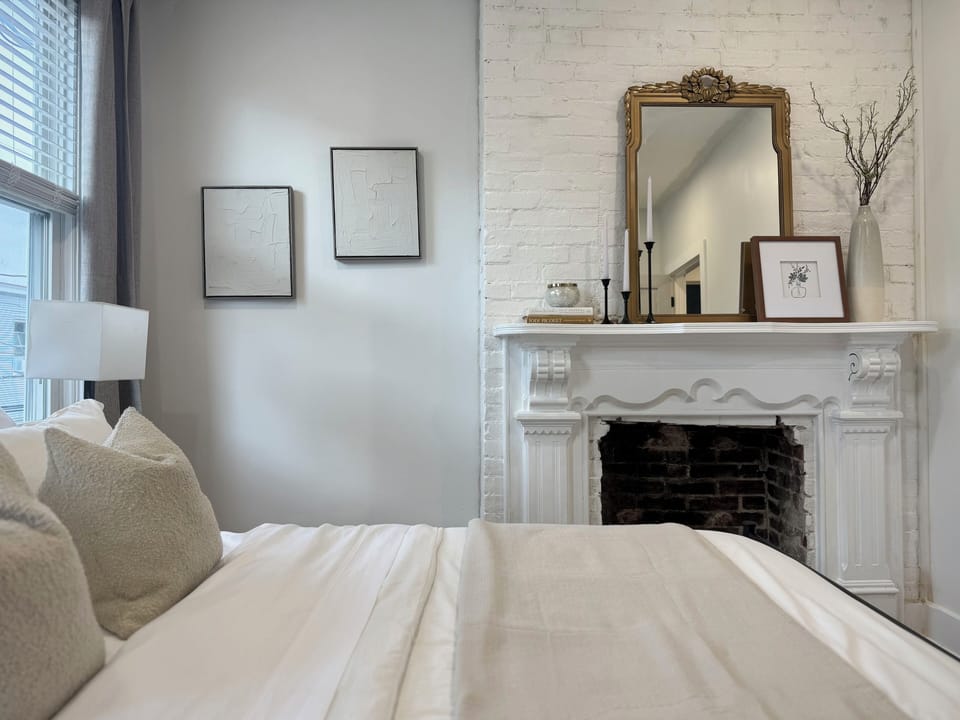 Spacious 4 Bedroom City Stay Near Downtown & Stadiums / Pet Friendly Apartment in Pittsburgh