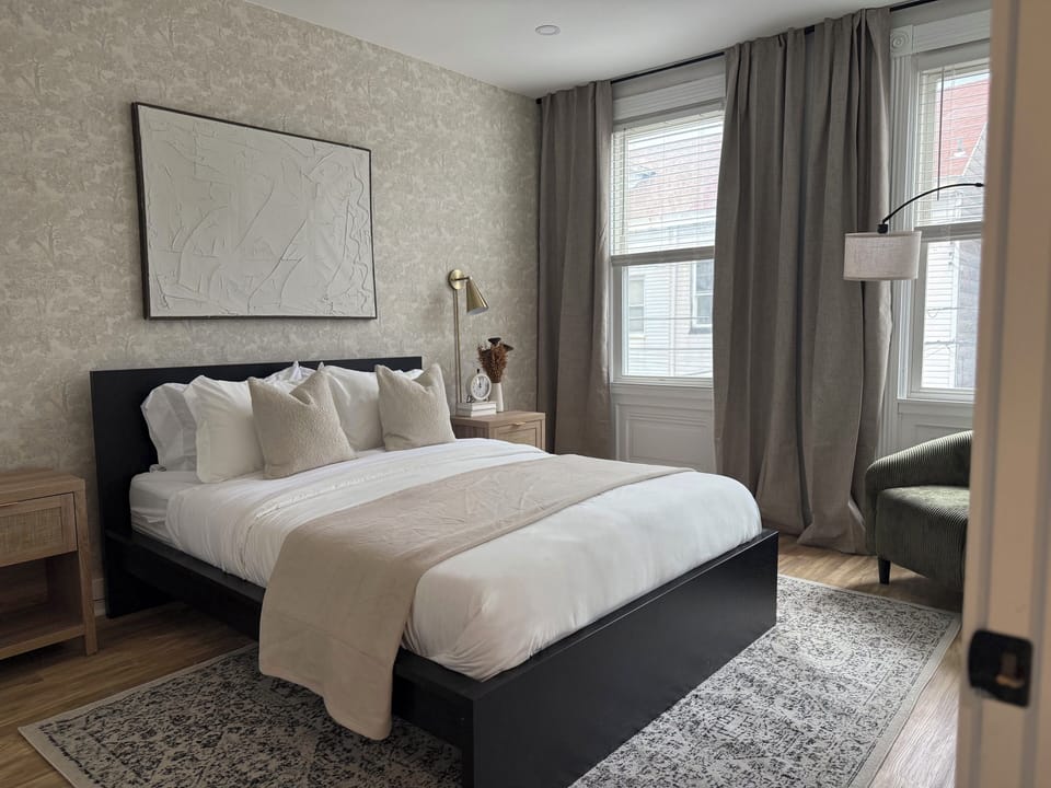 Spacious 4 Bedroom City Stay Near Downtown & Stadiums / Pet Friendly Apartment in Pittsburgh