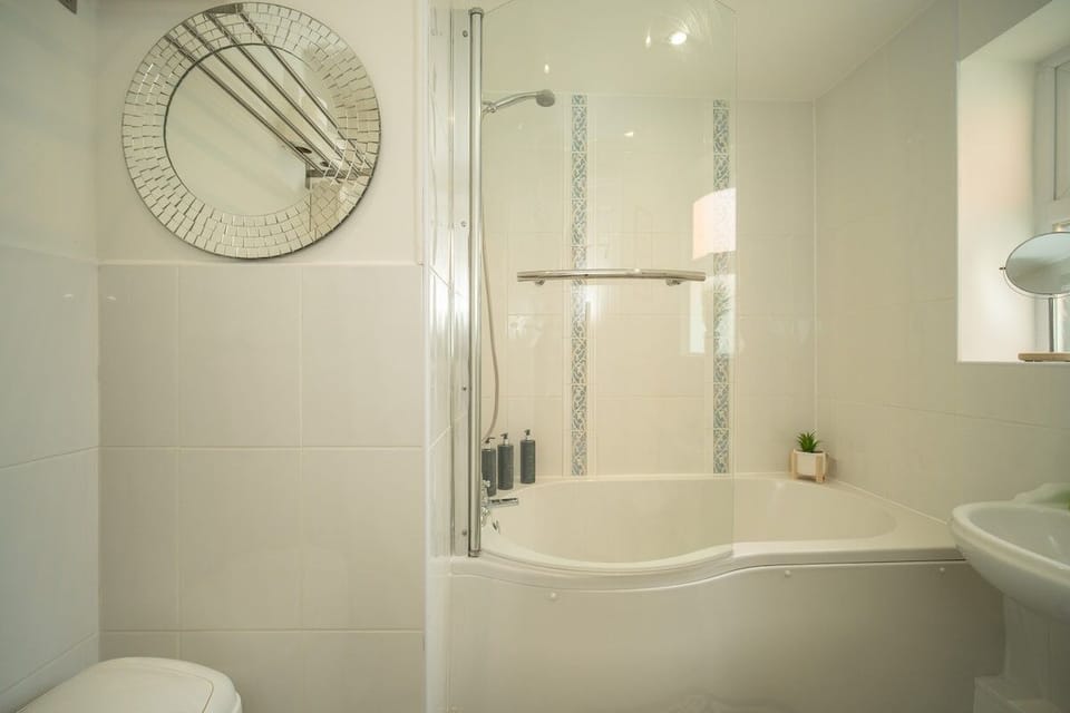 Spacious 3-Bed home in Ascot – Sleeps 5 | Parking House in England