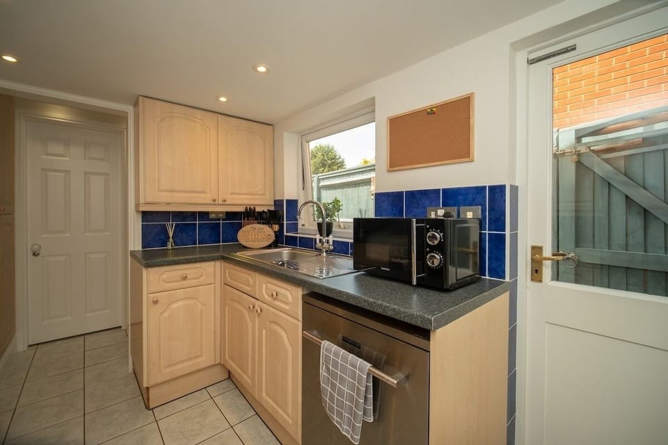Spacious 3-Bed home in Ascot – Sleeps 5 | Parking House in England