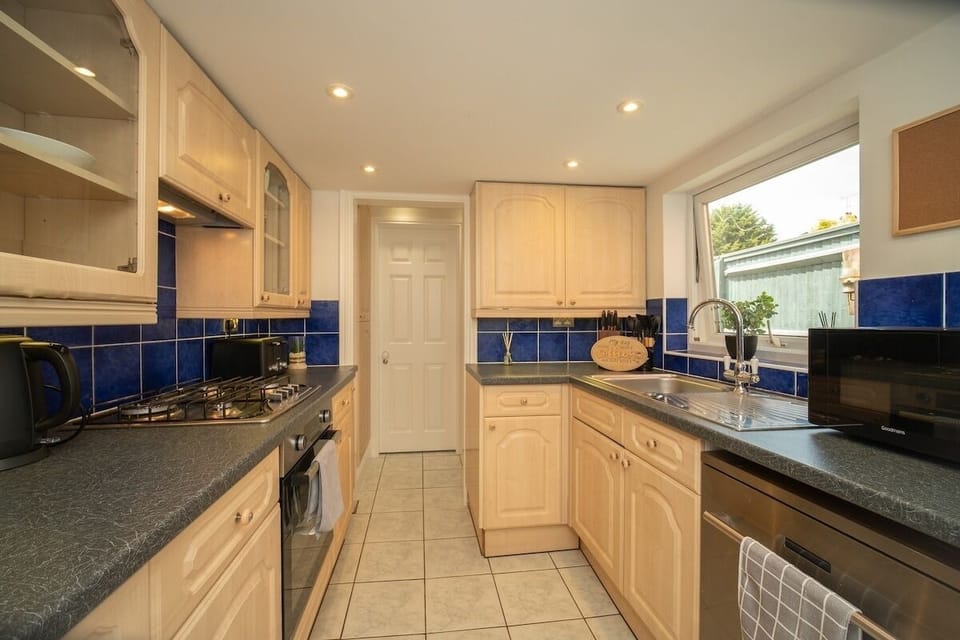 Spacious 3-Bed home in Ascot – Sleeps 5 | Parking House in England