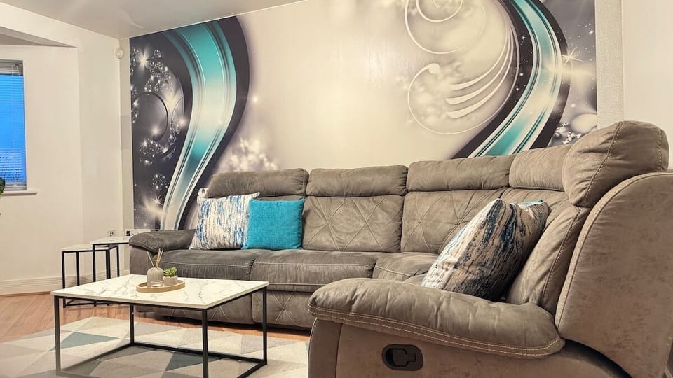 Spacious 2-Bedroom Duplex with Jacuzzi Bath Tub Apartment in Doncaster