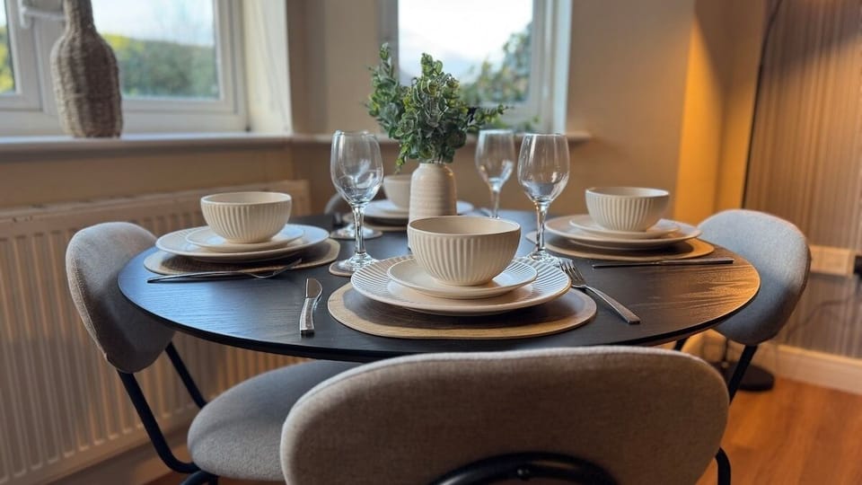 Stylish 2-Bedrooms | Free Gated Parking | 2 Bathrooms Apartment in Doncaster