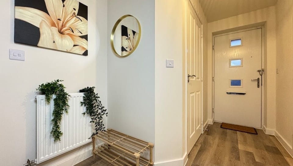 Stylish Lake Front Home | Free Parking | Sleeps 7 House in Doncaster