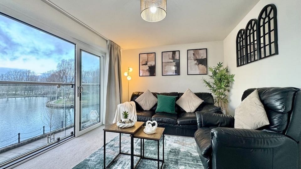 Stylish Lake Front Home | Free Parking | Sleeps 7 House in Doncaster