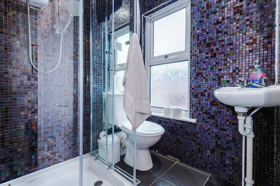 Spacious 4BD Home • Free Parking • Wi-Fi • Salford House in Salford