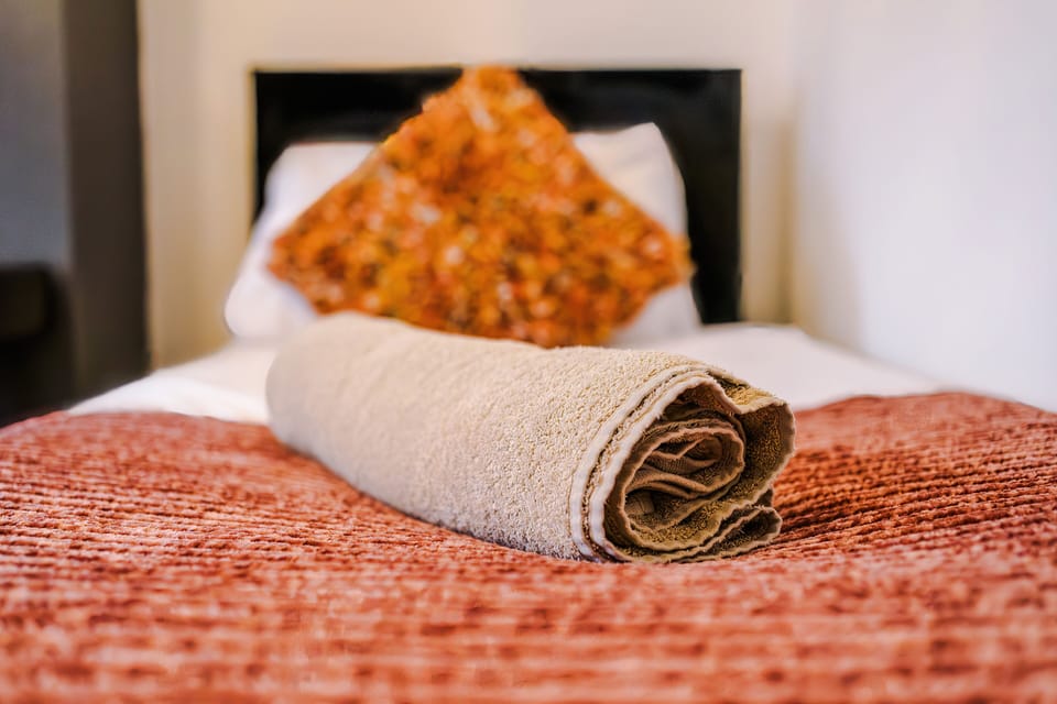 Spacious 4BD Home • Free Parking • Wi-Fi • Salford House in Salford