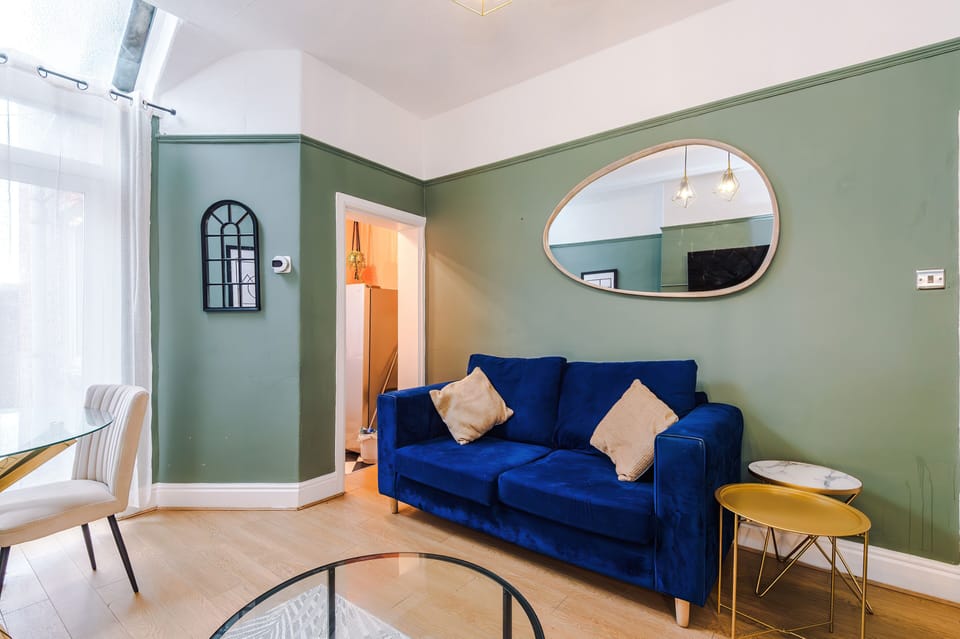 Spacious 4BD Home • Free Parking • Wi-Fi • Salford House in Salford