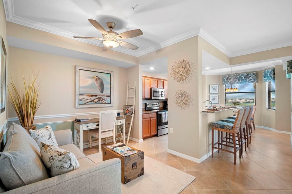 Sitting Area, Desk & Chair