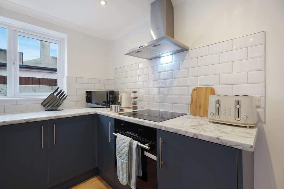 Whether you're making breakfast or dinner, this fully fitted kitchen has everything you need. Featuring a gas hob, oven, microwave, fridge/freezer, and all essential cooking equipment for a hassle-free stay.