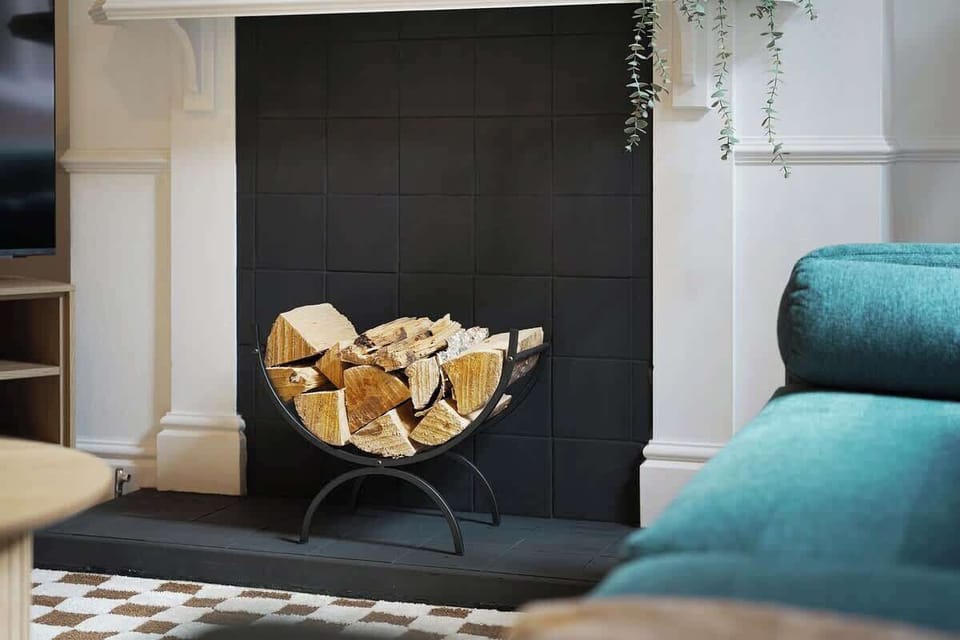 Cosy living room equipped with a SMART TV with Netflix and a comfortable sofa to sit down and relax.