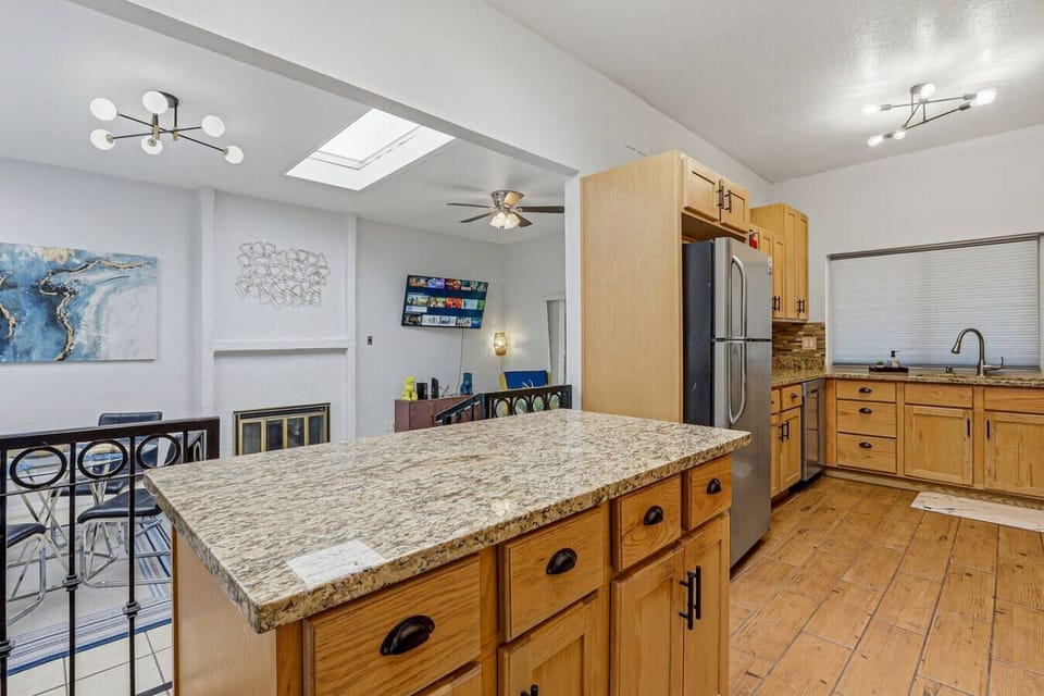 Modern Fully Equipped Kitchen/ Refrigerator
