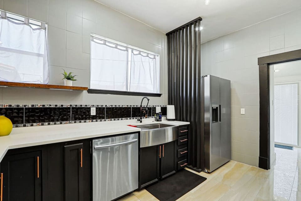 Modern Fully Equipped Kitchen/ dish Washer