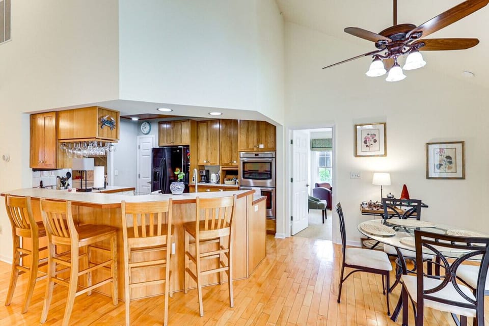 Kitchen | Center Island | Bar Seating & Vaulted Ceiling