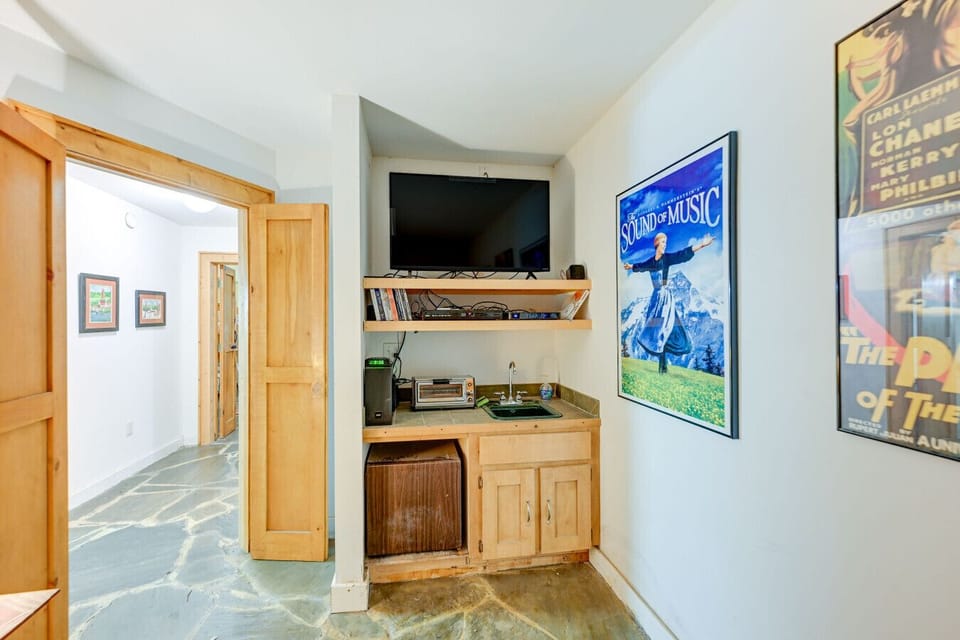 TV Room | Built In Media Nook I Lounge Seating