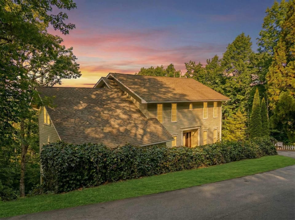 Welcome to your home-away-from-home… the good-looking version. Curb appeal? Check. Charm? Double check. Vacation vibes? Absolutely.