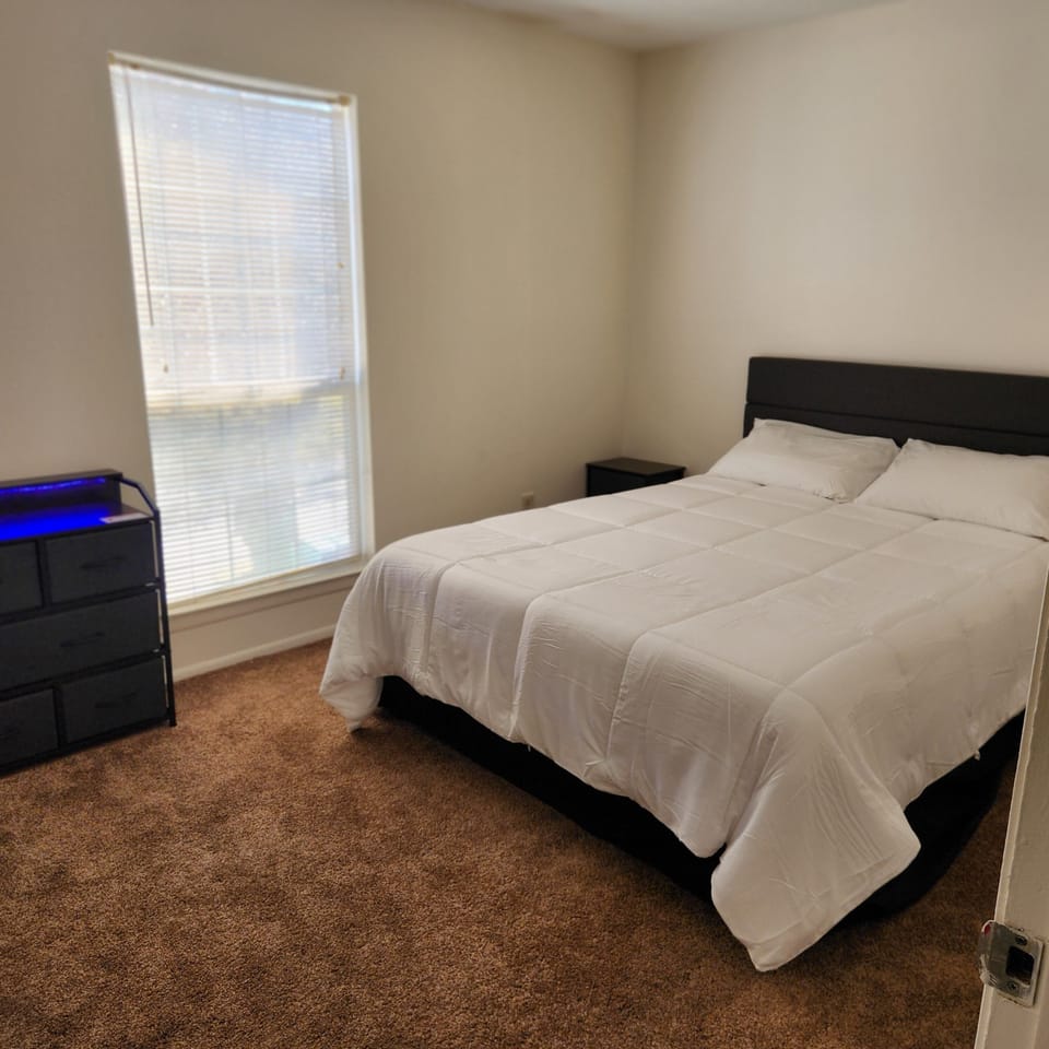 Your choice of room w/ a private bathroom and dedicated half-bath. House in Slidell