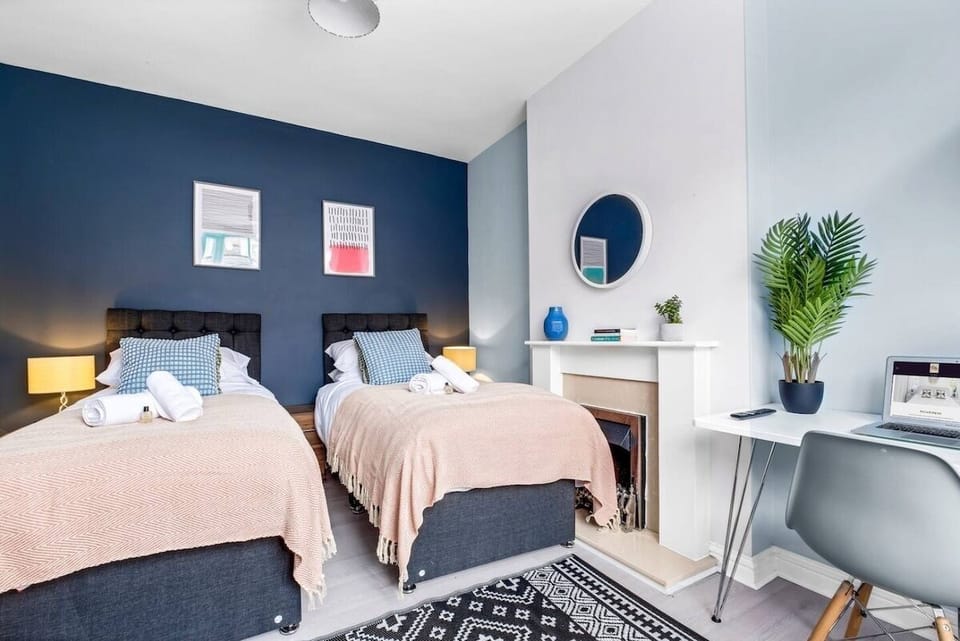 4 Bedroom Stylish House in Central Redditch House in Wychavon District