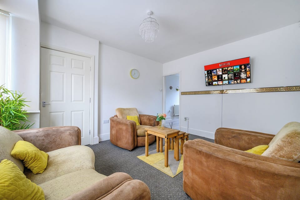 Cozy 2-Bed Stay | Hot Tub | Free Parking House in Leeds