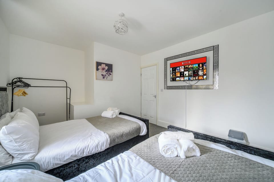 Cozy 2-Bed Stay | Hot Tub | Free Parking House in Leeds