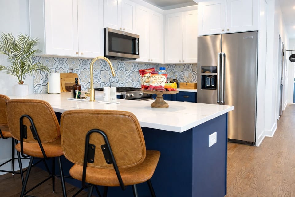 Fully stocked kitchen. Fridge, stove, oven, dishwasher, microwave 