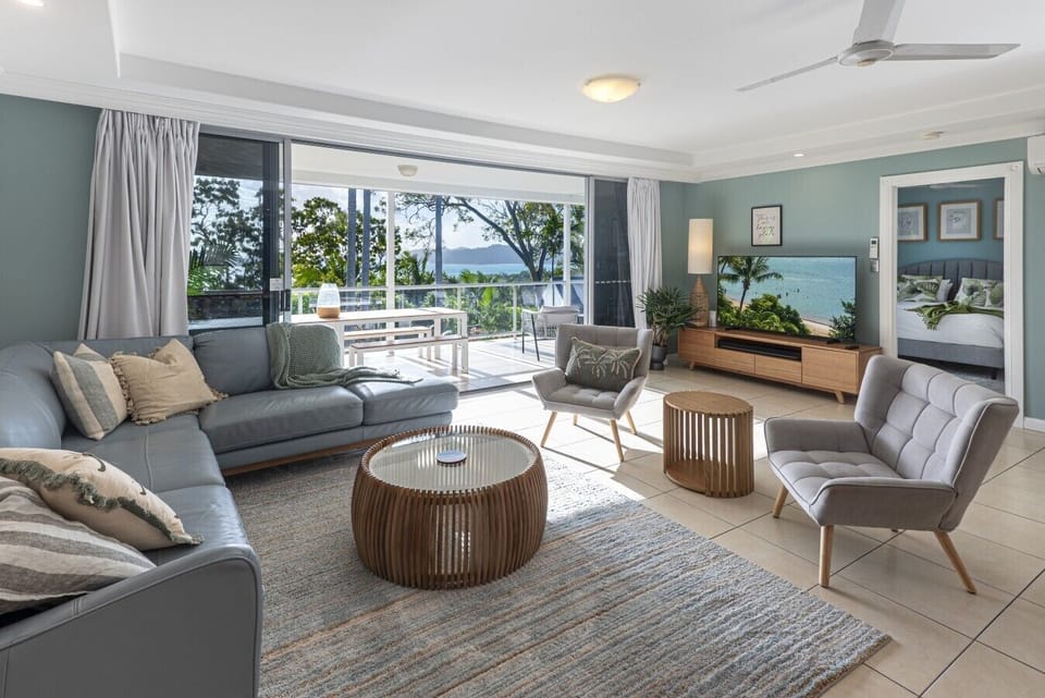 Blue Water Views 3 - Lounge  & sea view
