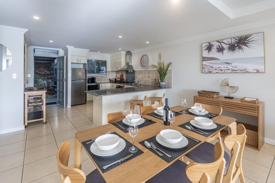 Blue Water Views 3 - Dining and Kitchen