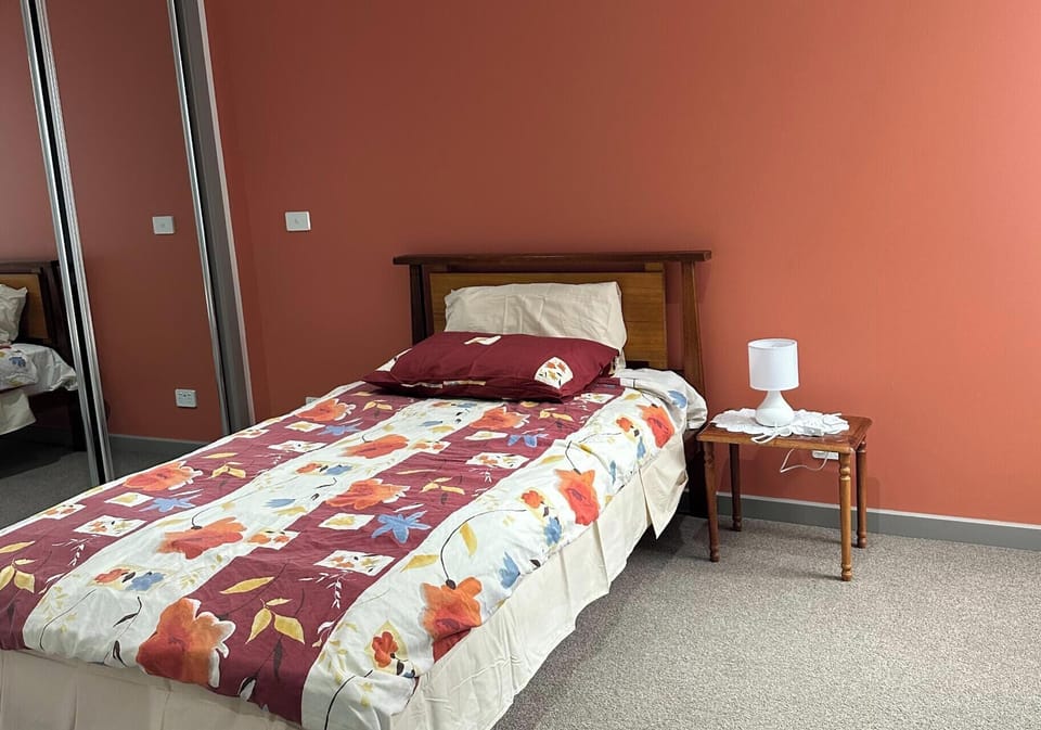 Stunning 2Br new penthouse 15 minute drive to Tullamarine Airport 8km from CBD House in Melbourne