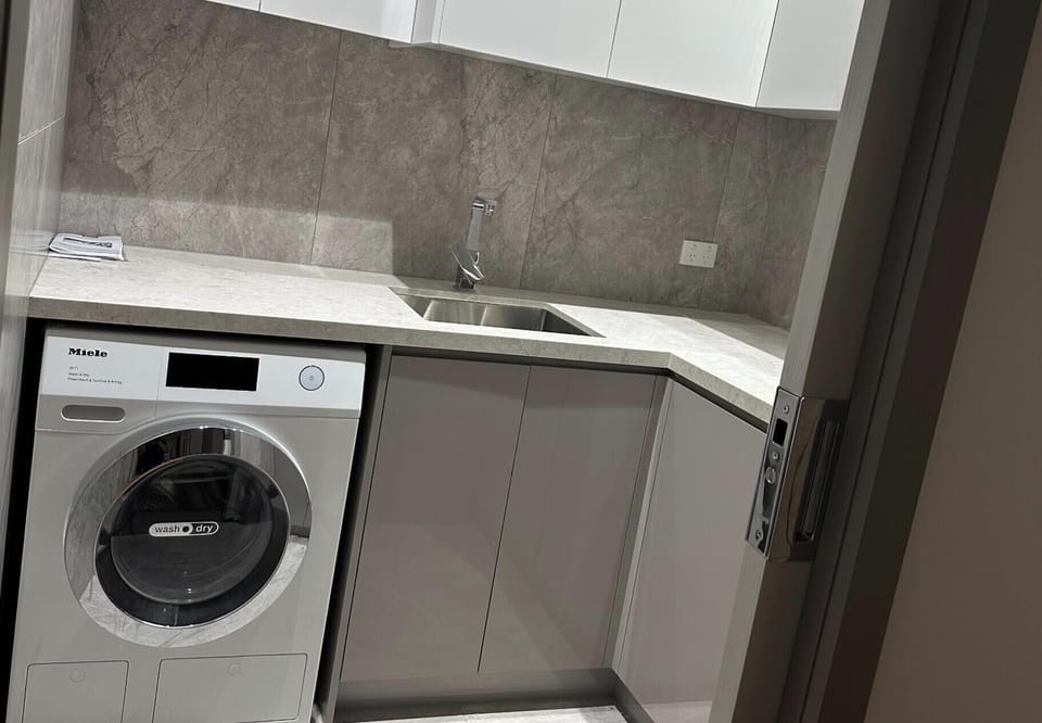 Stunning 2Br new penthouse 15 minute drive to Tullamarine Airport 8km from CBD House in Melbourne
