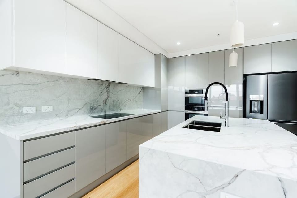 Stunning 2Br new penthouse 15 minute drive to Tullamarine Airport 8km from CBD House in Melbourne