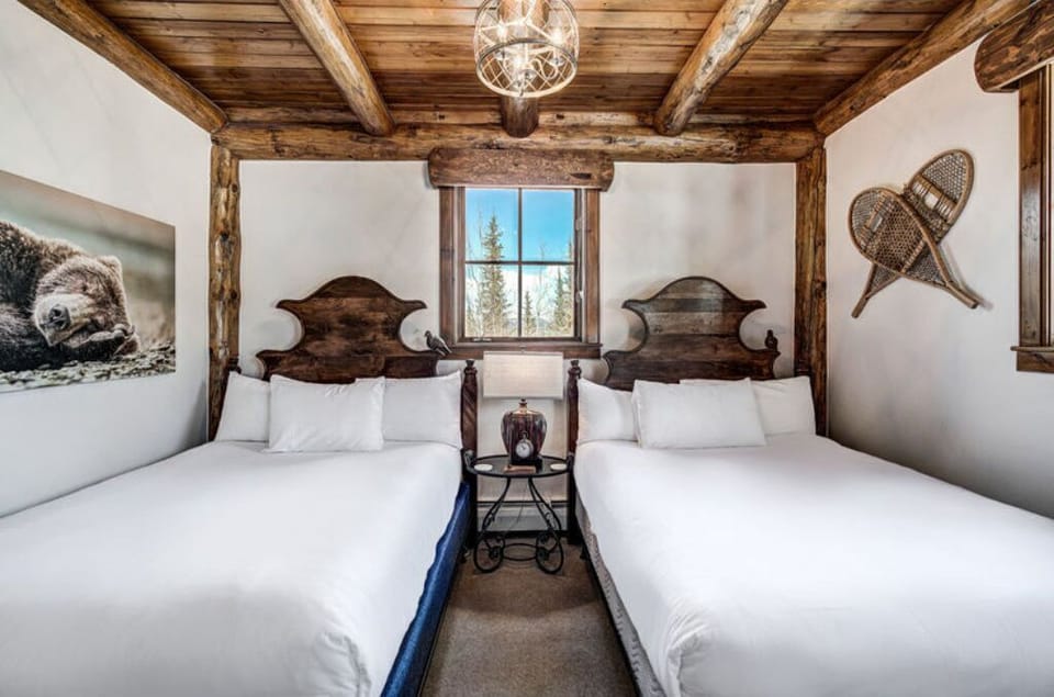 Enjoy a good night's sleep in our charming twin bedroom, complete with wooden beams, cozy beds, and unique decor. Ideal for children or friends.