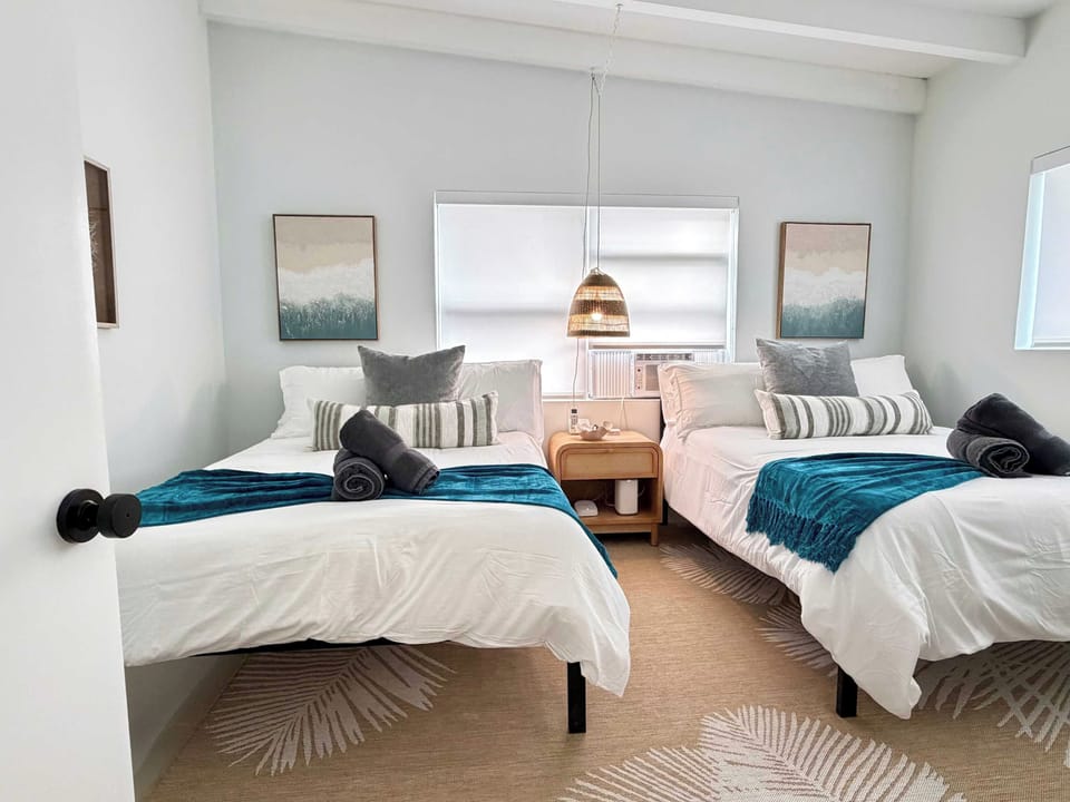 2 Bedroom on the Barrier Island. Walk to the Beach Apartment in Fort Lauderdale