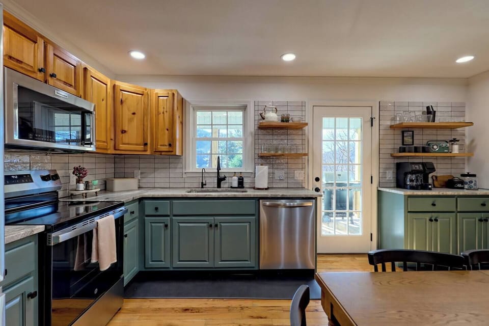 Fully equipped upstairs kitchen with modern appliances and easy flow to the deck for indoor-outdoor living 🍳