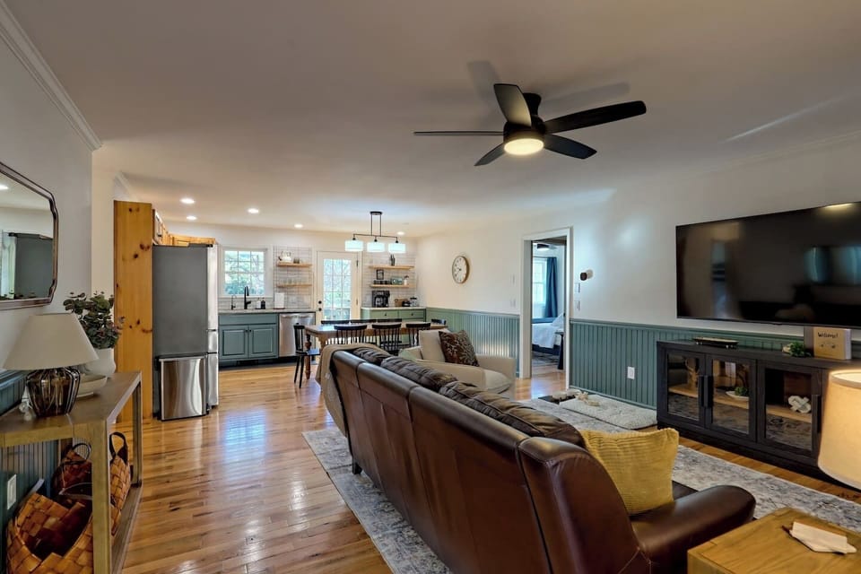 Spacious seating area with warm mountain touches and room for your whole group to relax ✨