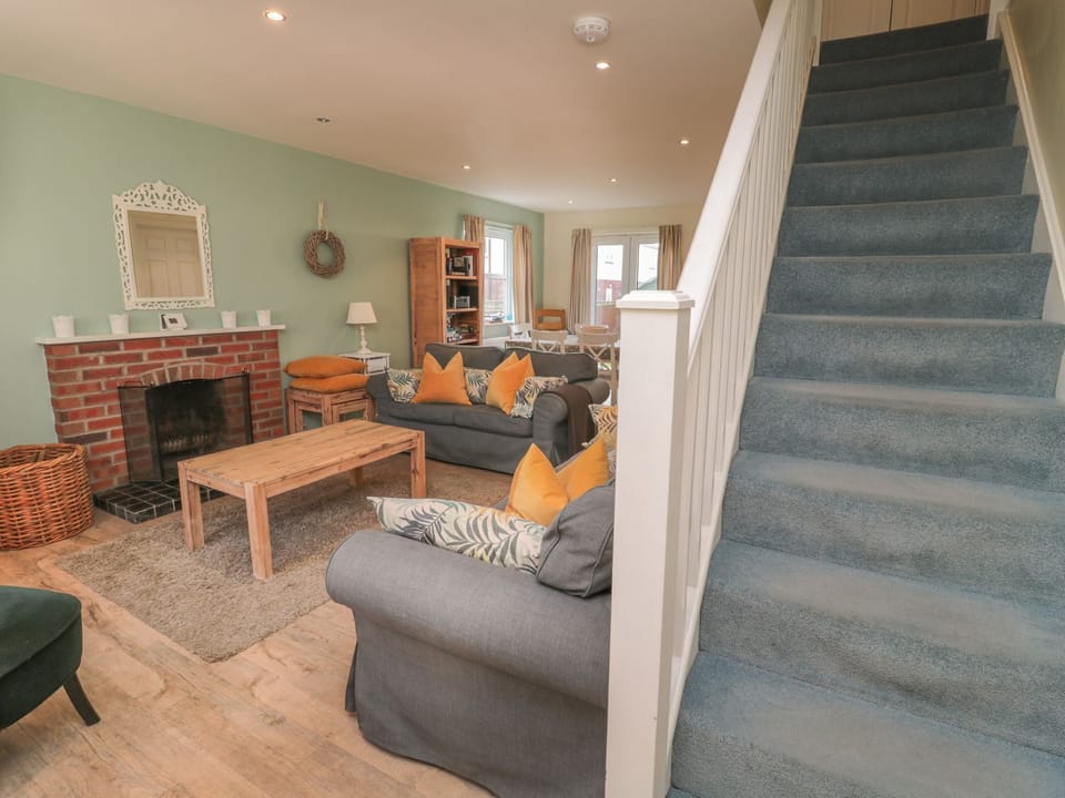 SANDY COVE, pet friendly, country holiday cottage in Beadnell House in England