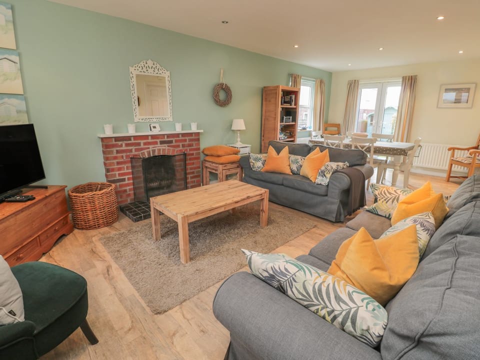 SANDY COVE, pet friendly, country holiday cottage in Beadnell House in England