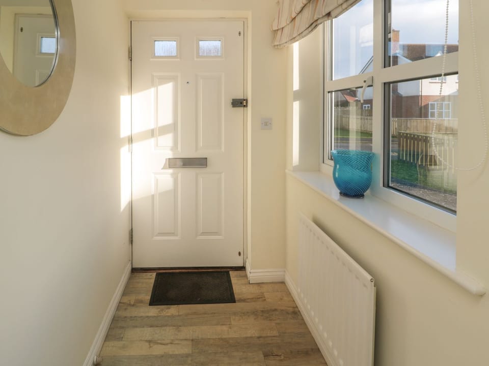 SANDY COVE, pet friendly, country holiday cottage in Beadnell House in England