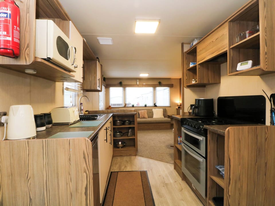 F2, family friendly, with a garden in Heysham Cottage in England