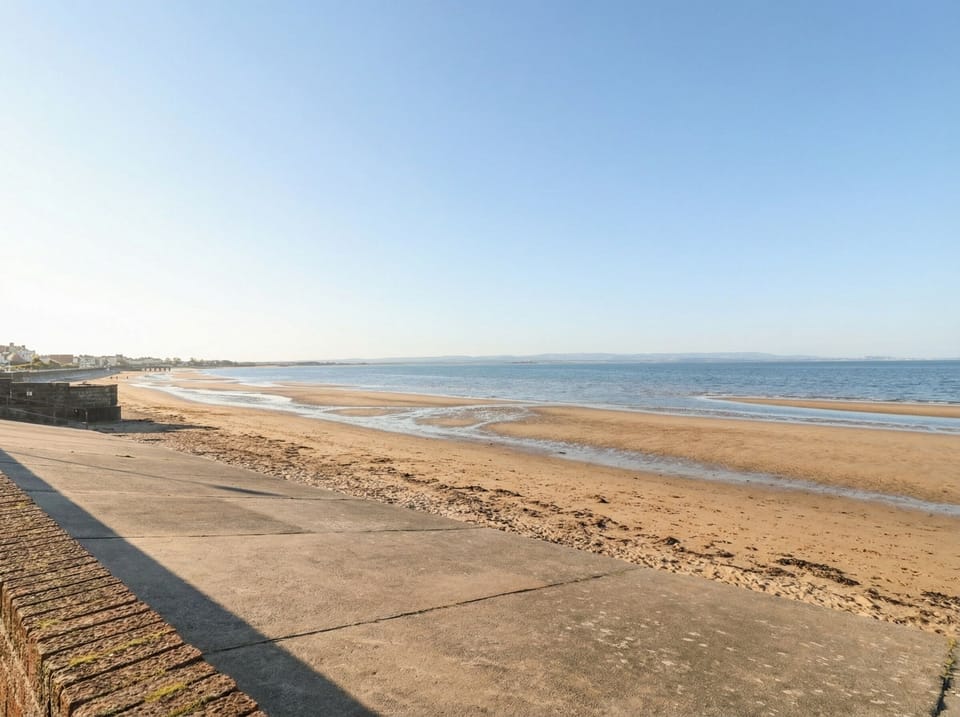 BREAKING WAVES, pet friendly, with a garden in Burnham-On-Sea Cottage in Burnham-on-Sea