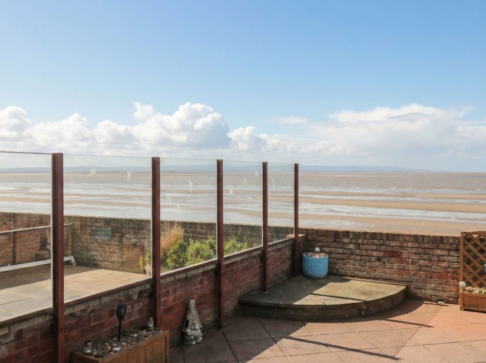 BREAKING WAVES, pet friendly, with a garden in Burnham-On-Sea Cottage in Burnham-on-Sea