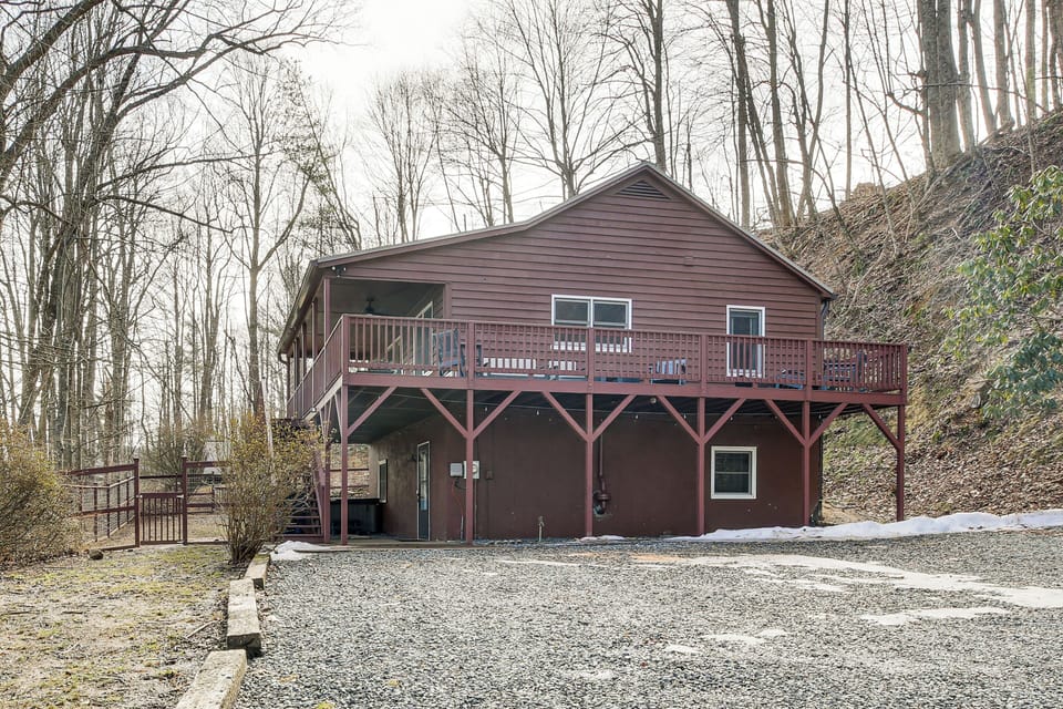 Parking | Driveway (5 Vehicles) | Small RV/Standard Trailer Parking Allowed