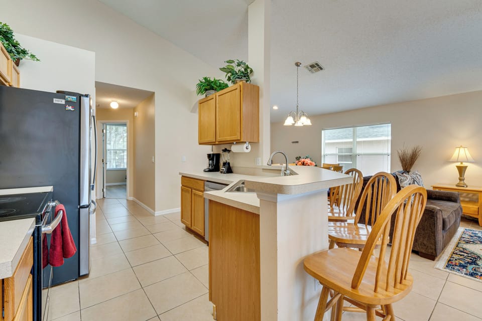 Kitchen | Breakfast Bar | Stove/Oven