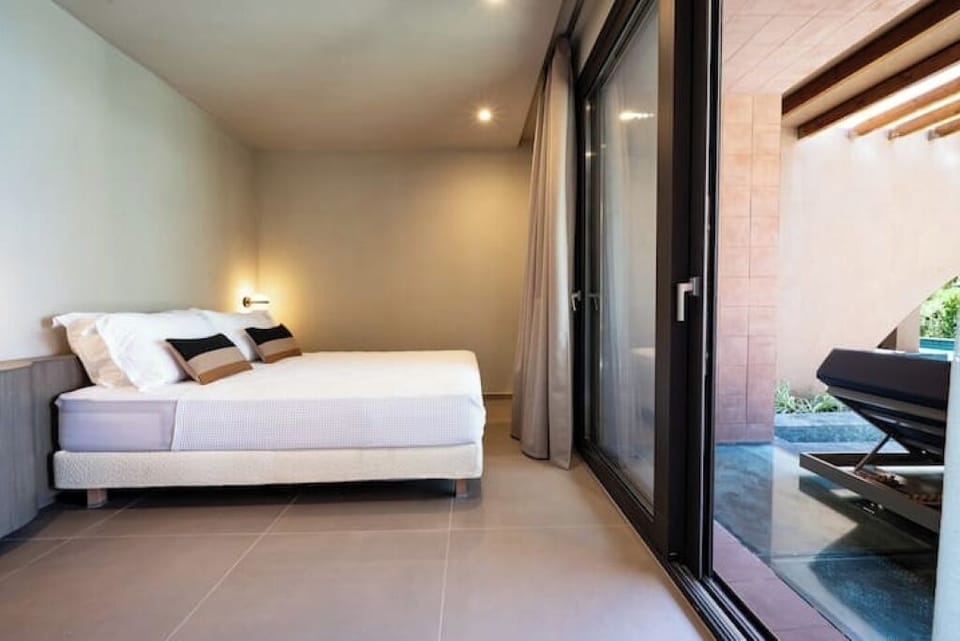 AKTIELIABeachfront-9 Bdrs, 3 Pools, Sunlit Elegance/Euphoria Complex Villa in Nikiti