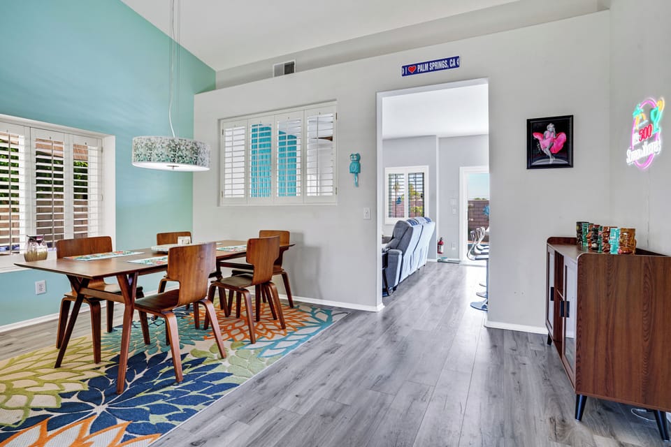 Dining area for 6 with Palm Springs flair