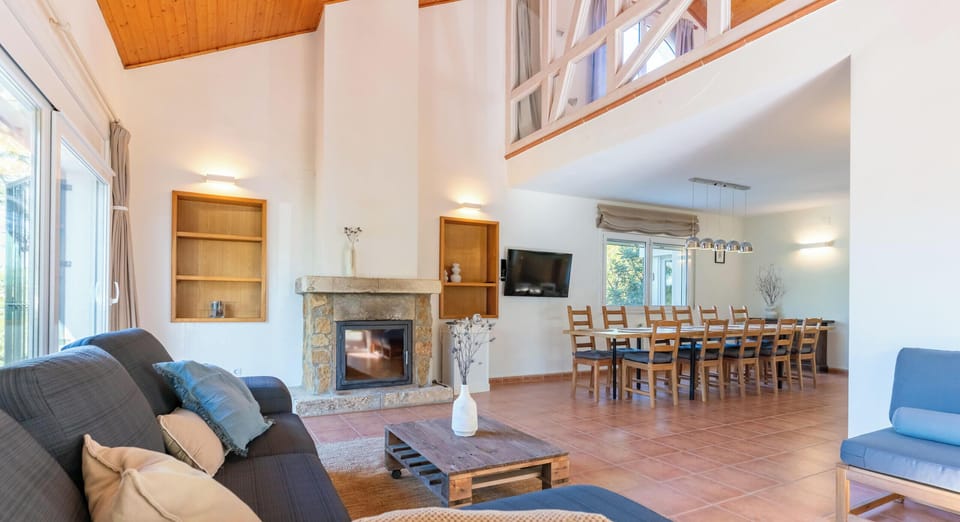 Spacious Villa Arizona close to Sitges with private pool, large garden and air con in all bedrooms Villa in Garraf